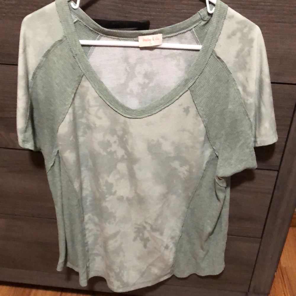 Cute top!💚